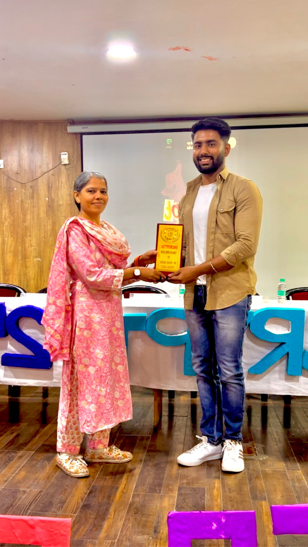 Mihir Arora receiving award at Delhi University